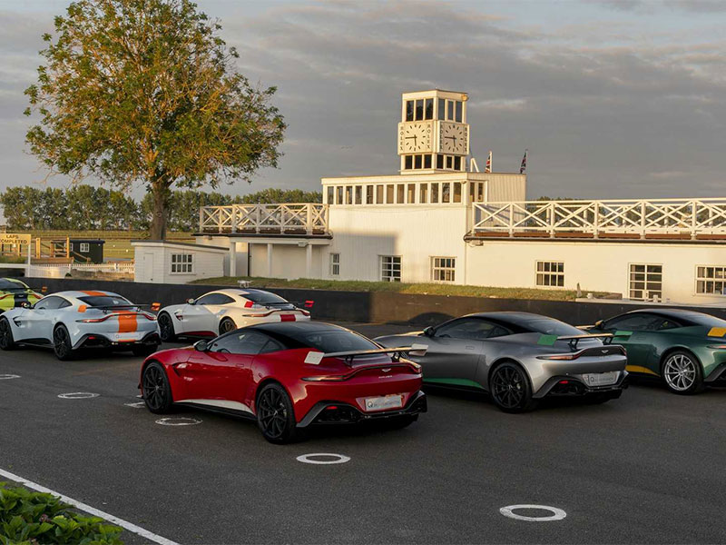 أستون مارتن تطلق إصداراً خاصاً من Vantage احتفالاً بأول سباق